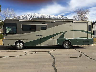 2005 Winnebago Journey Cummins Diesel low mile 2,700 miles like new freightliner