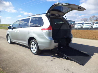 Toyota : Sienna LE Mini Passenger Van 5-Door 2013 toyota sienna le handicap wheelchair van rear entry conversion