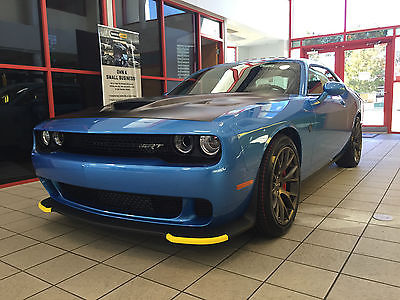 Dodge : Challenger SRT Hellcat Coupe 2-Door With automatic transmission, sunroof, black satin hood, brass monkey wheels