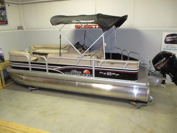 2015 Sun Tracker PARTY BARGE 22 DLX