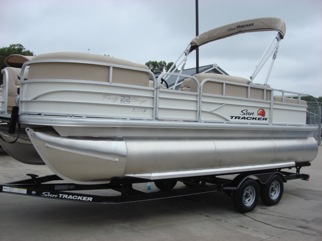 2016 Sun Tracker Signature series Party Barge 22 XP3