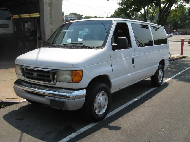 2003 Ford E-350 Super Duty Chateau Floral Park, NY