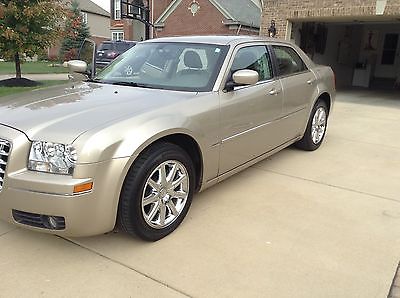 Chrysler : 300 Series Two-tone leather trimmed Chrysler 300 Walter P. Signature Series