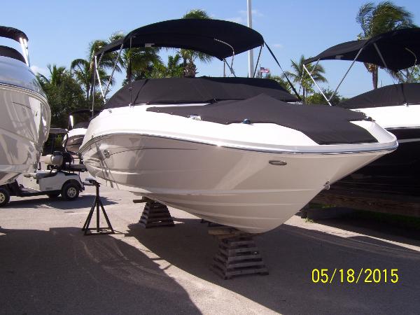 2015 Sea Ray 220 Sundeck Outboard