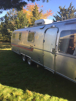 Air stream trailer (international) great shape everything works new tires