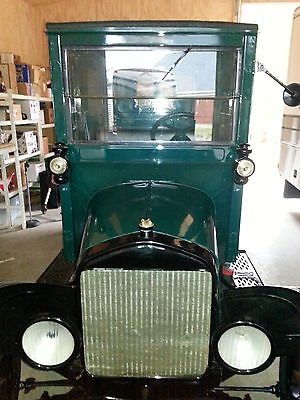 Ford : Model T pk Truck is green with black fenders, in great condition