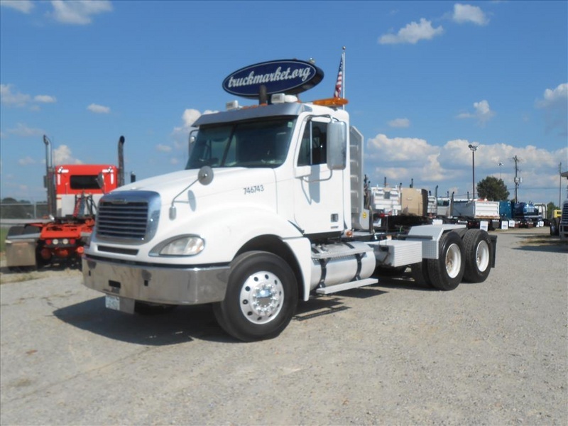 2009 Freightliner Columbia  Conventional - Day Cab