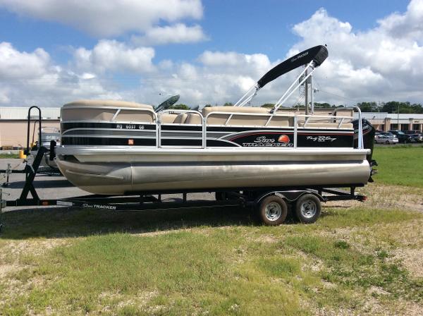 2015 Sun Tracker Party Barge 22 DLX