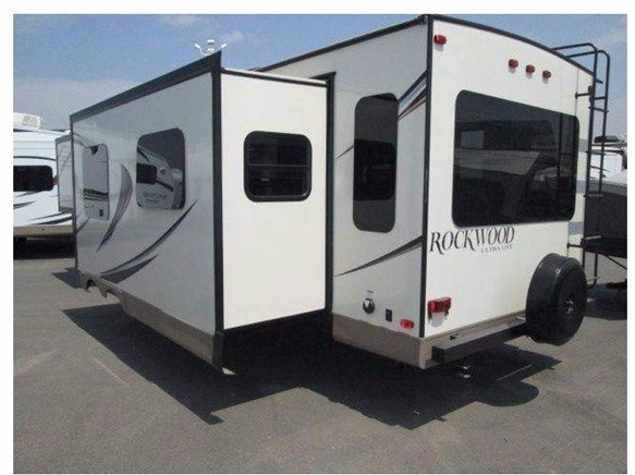 2016 Forest River ROCKWOOD SIGNATURE ULTRA 8329SS