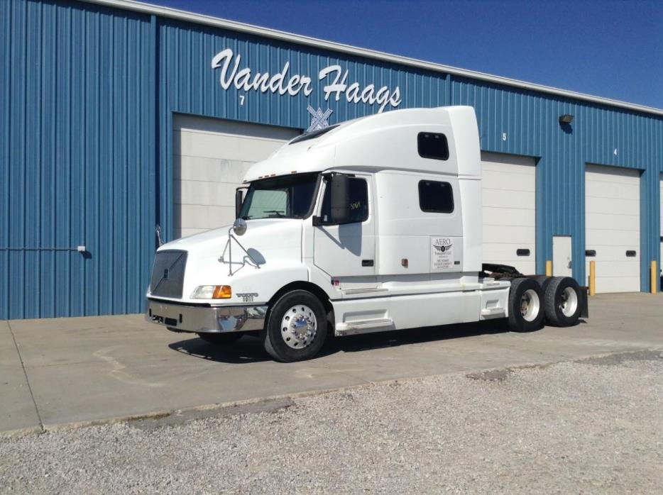 2000 Volvo Vnl42t630  Conventional - Sleeper Truck