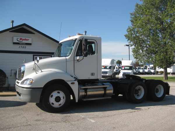 2005 Freightliner Columbia 120  Conventional - Day Cab