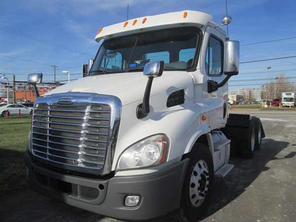 2011 Freightliner Cascadia 113  Conventional - Day Cab