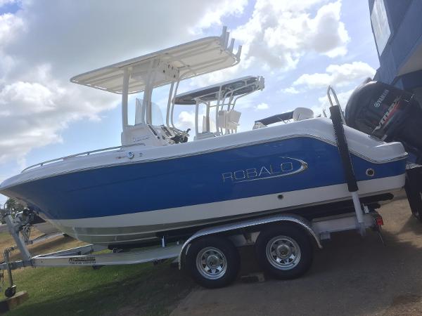 2017 Robalo R222 Center Console