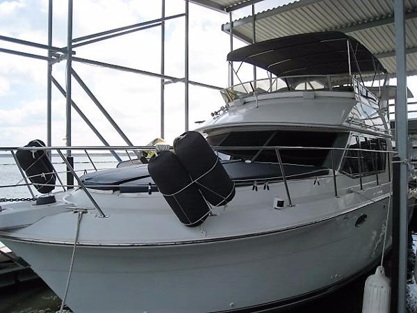 1996 Carver 370 Aft Cabin