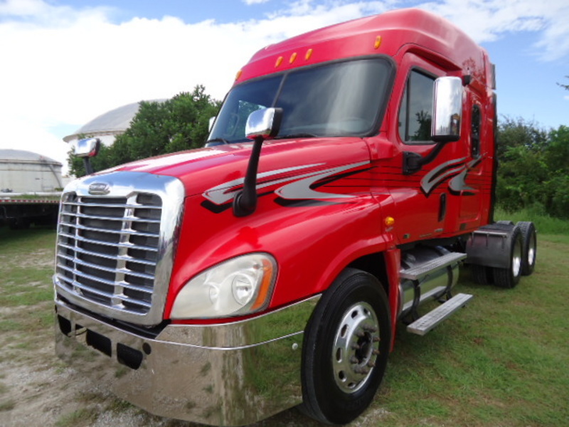 2010 Freightliner Cascadia Mid Roof  Conventional - Sleeper Truck