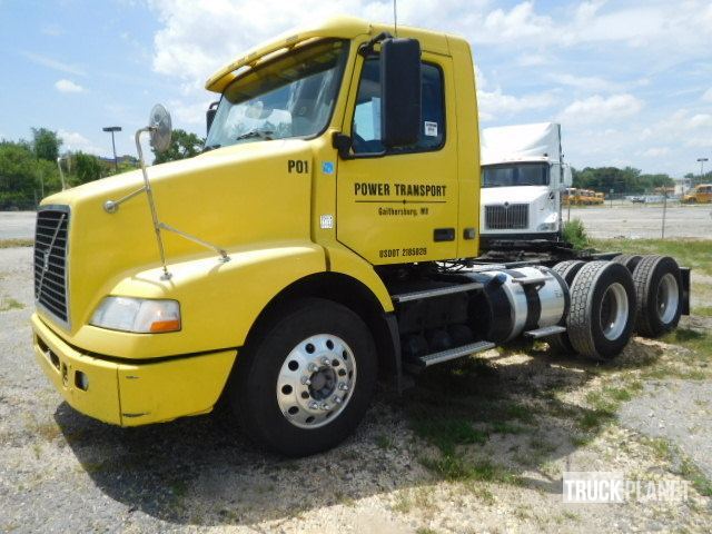 2011 Volvo Vnm420  Conventional - Day Cab