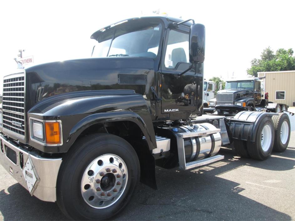 2013 Mack Ch613  Conventional - Day Cab