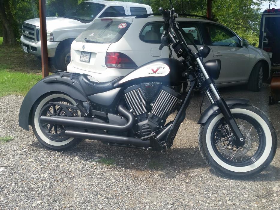 2016 Victory Hammer S Black w/Red Racing Stripes