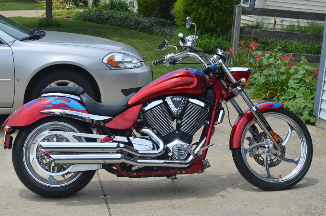 2016 Victory Hammer S Black w/Red Racing Stripes