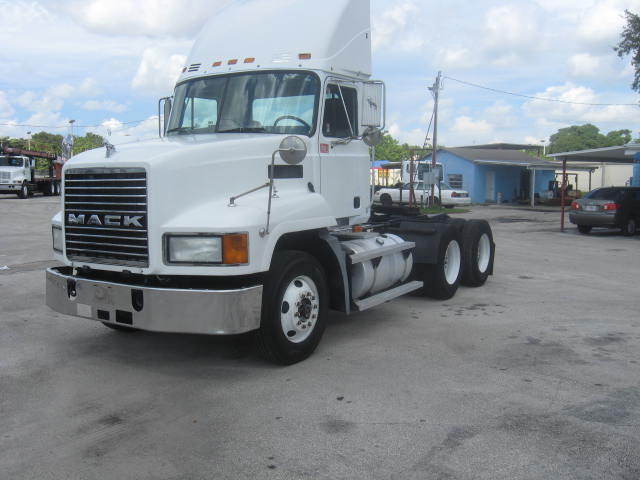 2002 Mack Ch613  Conventional - Day Cab