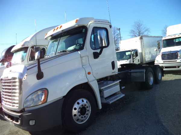 2010 Freightliner Cascadia 125  Conventional - Day Cab