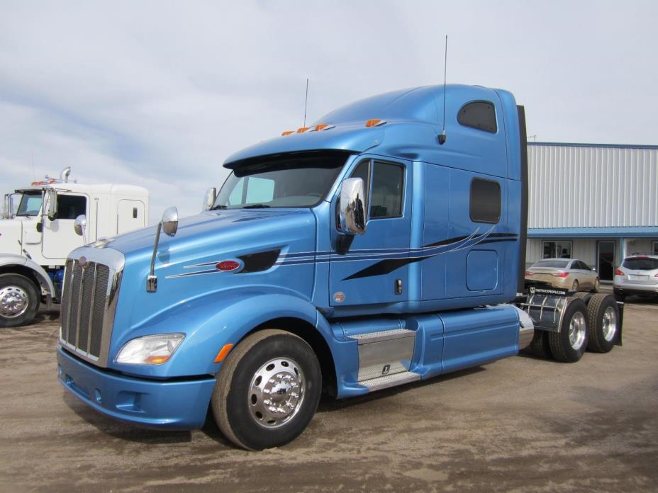 2012 Peterbilt 587  Conventional - Sleeper Truck