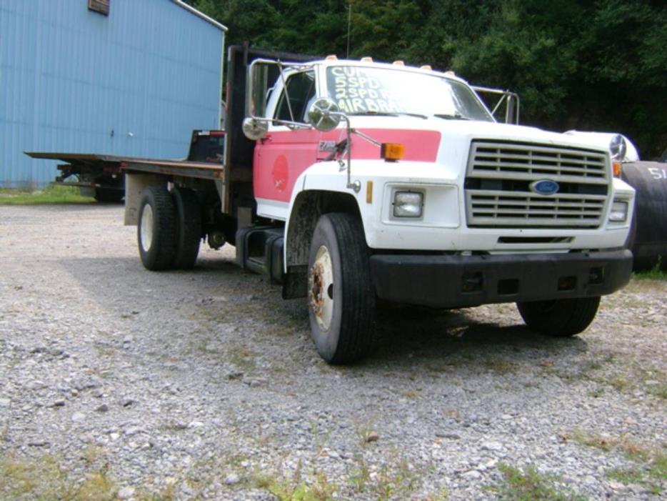 1995 Ford F700  Flatbed Truck