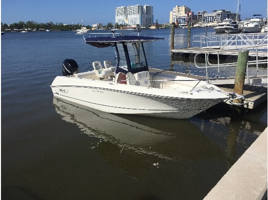 2010 Boston Whaler 220 Outrage