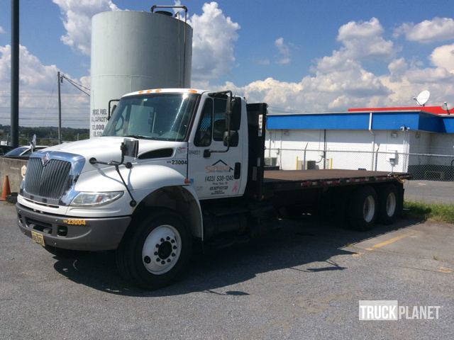 2006 International 4400  Flatbed Truck