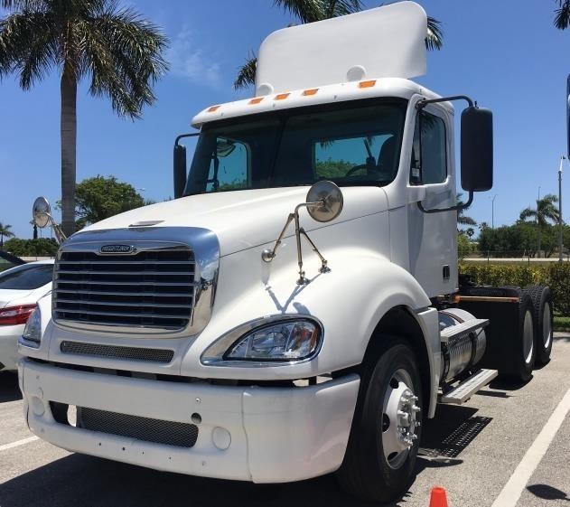 2008 Freightliner Columbia 120  Conventional - Day Cab