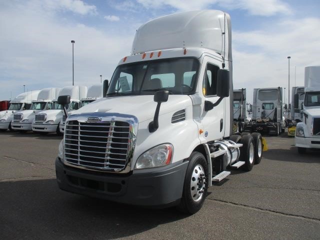 2014 Freightliner Columbia 120  Conventional - Day Cab
