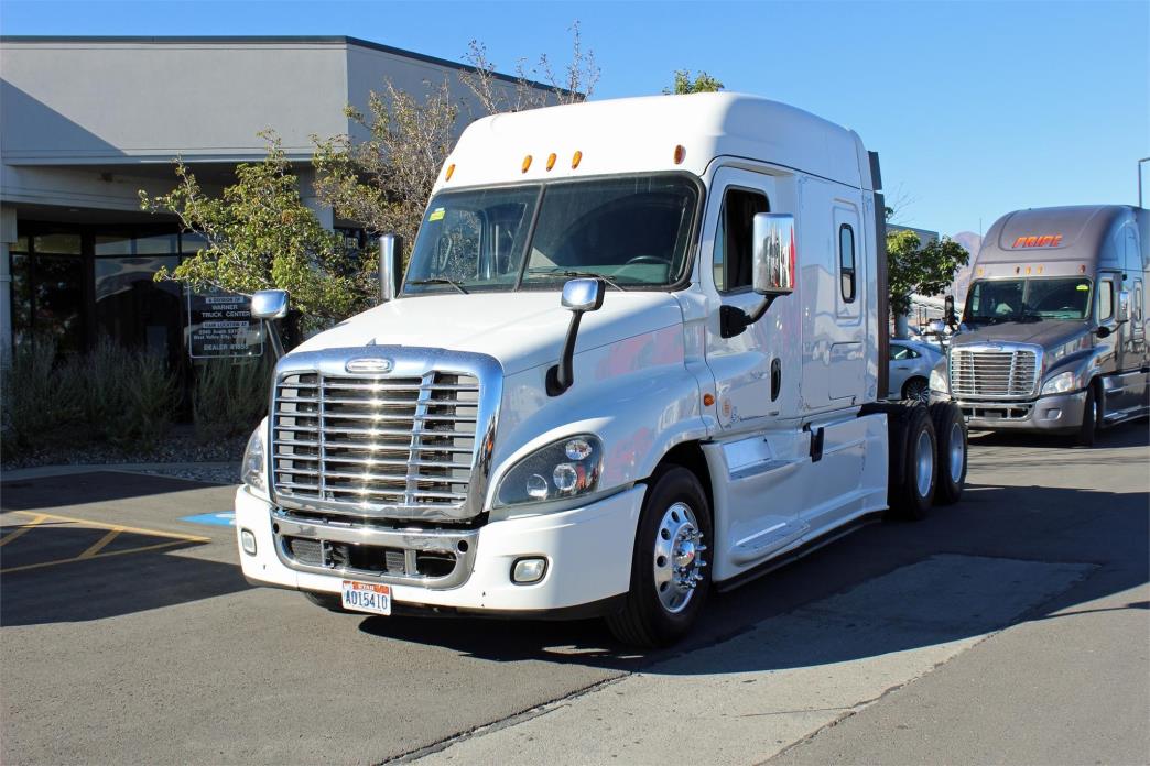 2015 Freightliner Cascadia 125  Conventional - Sleeper Truck