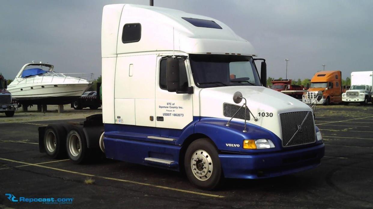 2001 Volvo N14  Conventional - Sleeper Truck