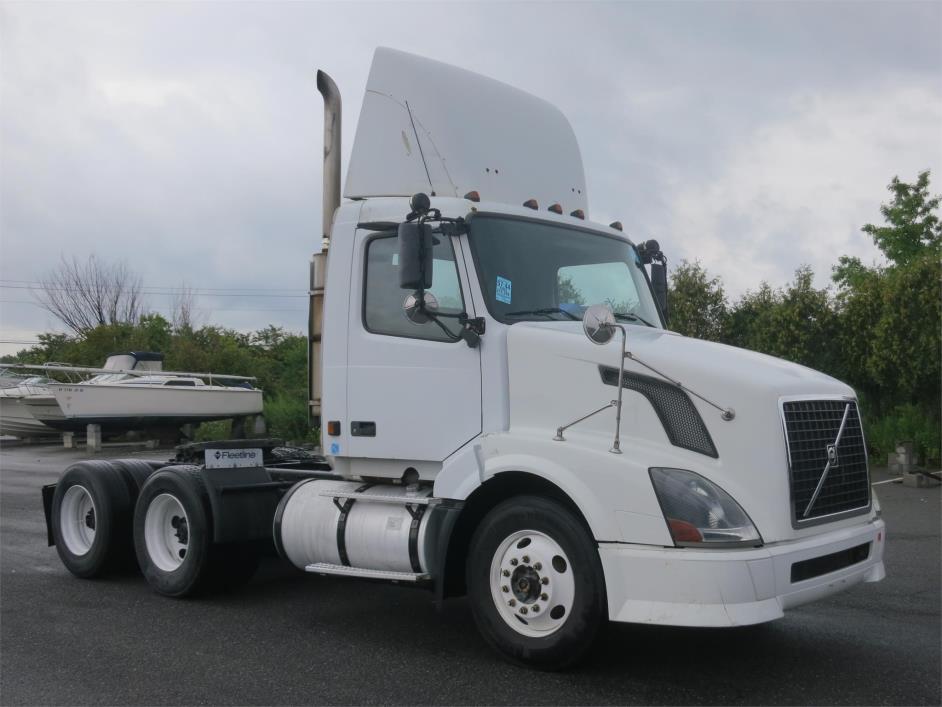 2005 Volvo Vnl  Conventional - Day Cab