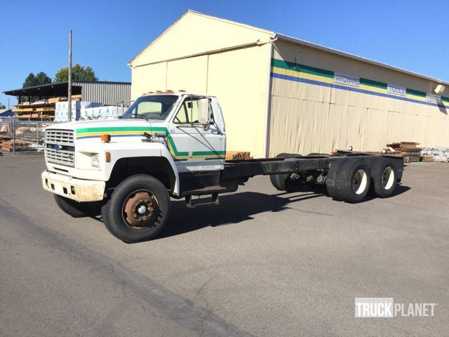 1990 Ford F900  Cab Chassis