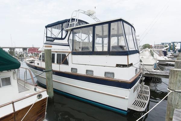 1984 Marine Trader 40 Sundeck