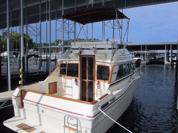 1985 Sea Ray 300 Sedan Bridge