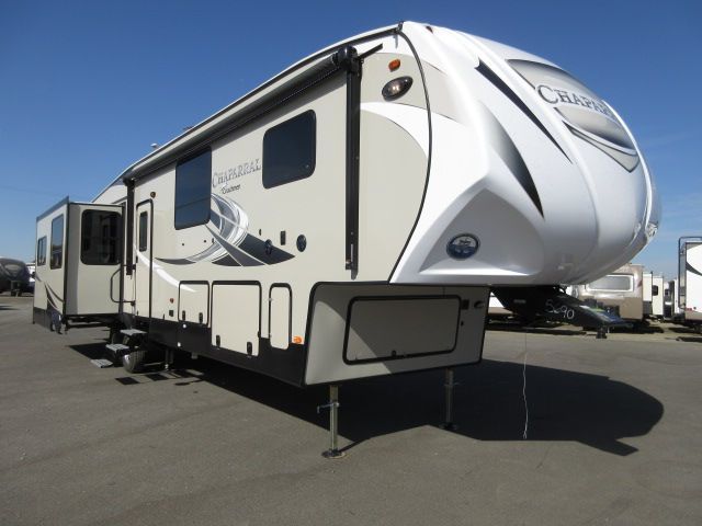 2017 Forest River CHAPARRAL 392MBL CENTER BUNK ROOM WITH L