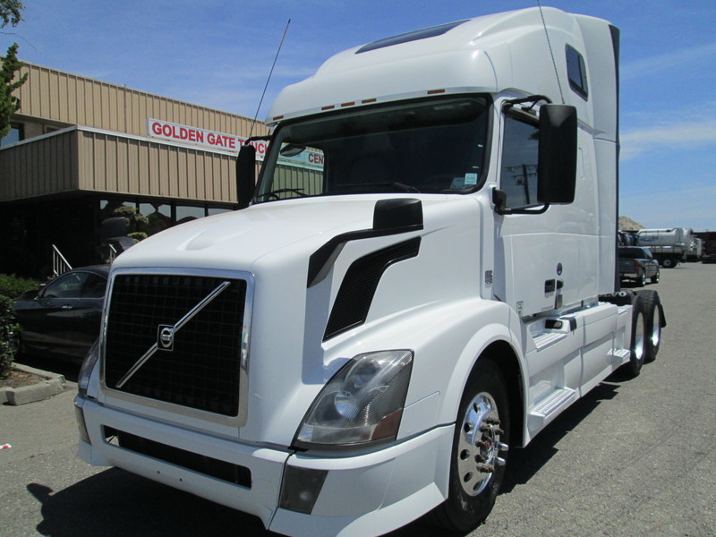 2013 Volvo Trucks Vn  Conventional - Day Cab