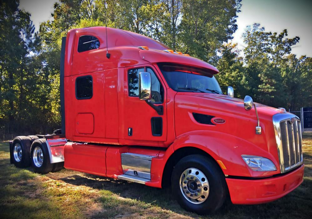 2013 Peterbilt 587  Conventional - Sleeper Truck