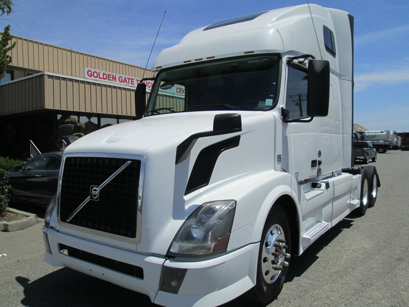 2013 Volvo Vnl  Conventional - Day Cab