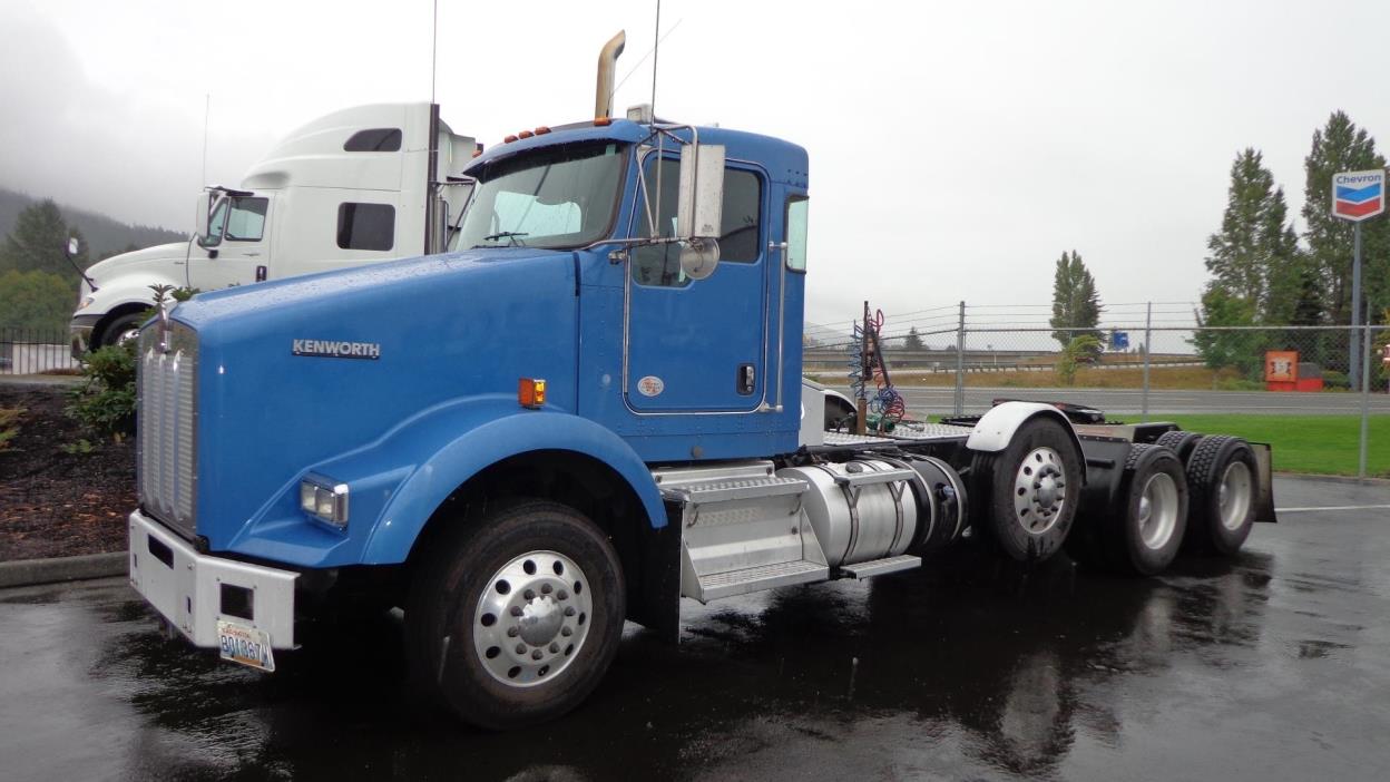 2013 Kenworth T800b  Conventional - Day Cab