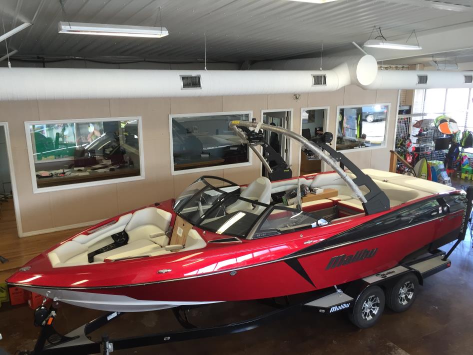 2017 Malibu Boats LLC 25 LSV