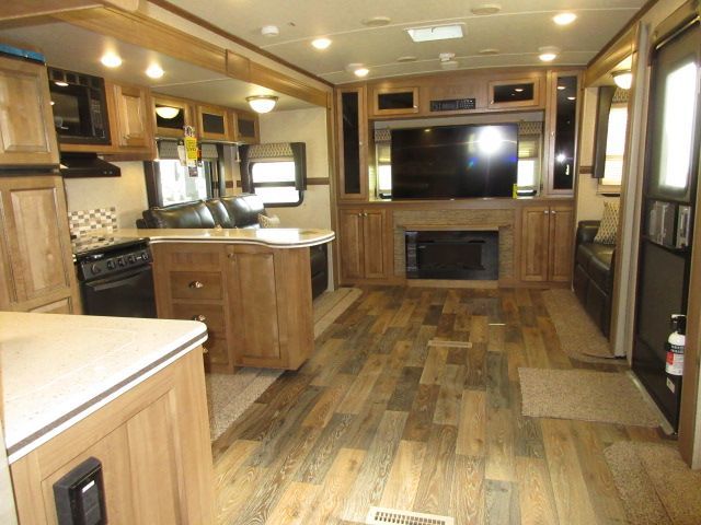 2017 Forest River Rockwood Signature Ultra Lite 8324BS Fro