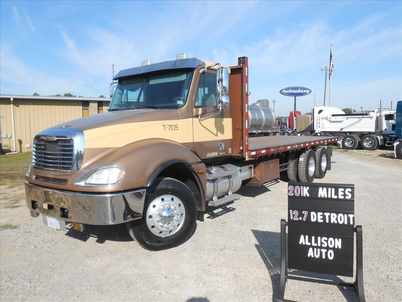 2005 Freightliner Columbia Pre Emissions  Flatbed Truck