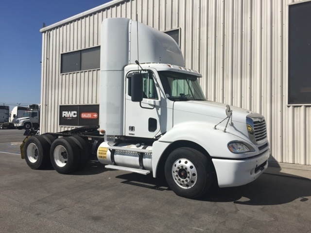 2009 Freightliner Columbia  Conventional - Day Cab