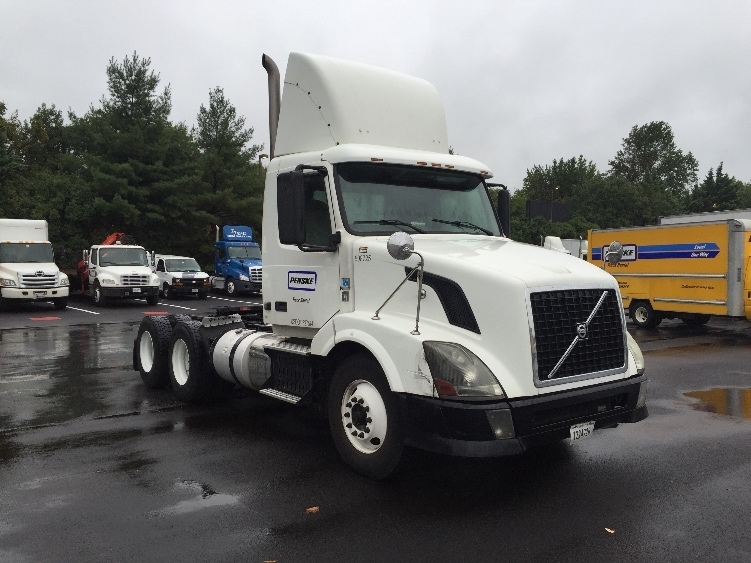 2011 Volvo Vnl64t300  Conventional - Day Cab