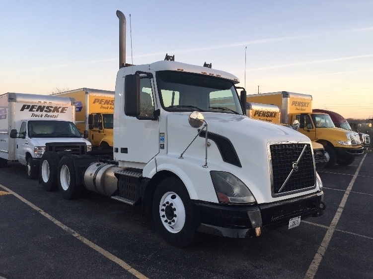 2011 Volvo Vnl  Conventional - Day Cab