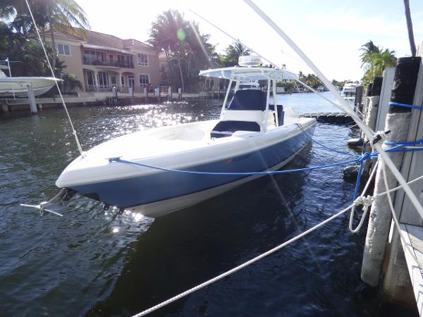 2009 Intrepid 323 Center Console