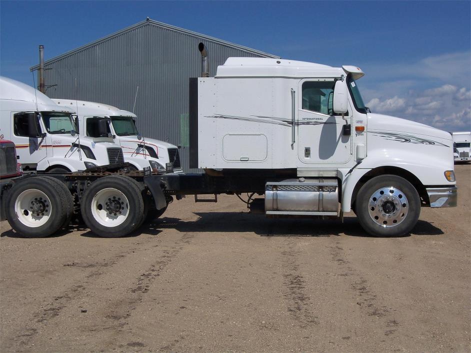 2004 International 9200i  Conventional - Sleeper Truck